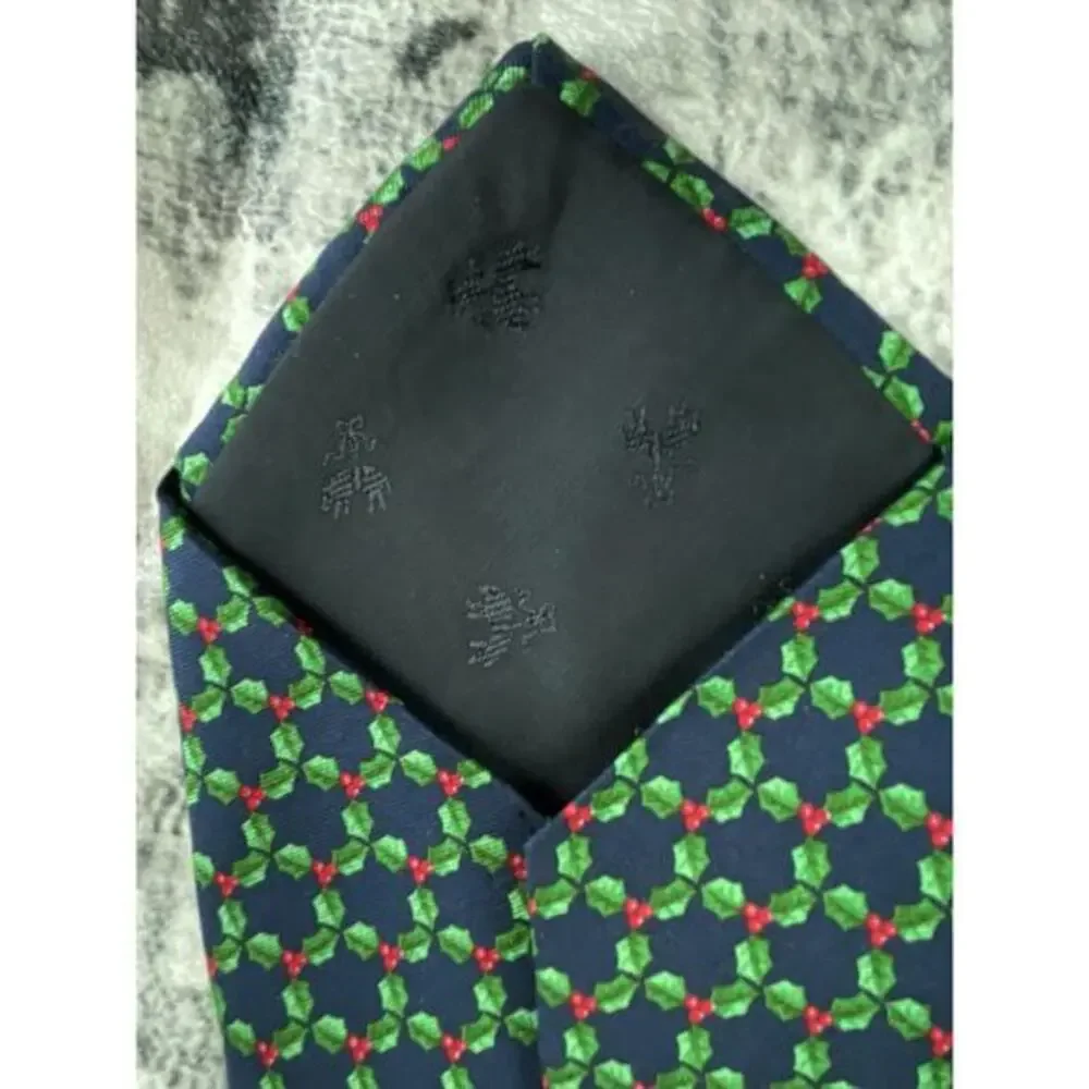 Brooks Brothers Silk Holiday Mistletoe Print Necktie‎ Classic Preppy Style
